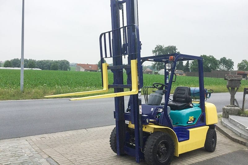 Blauw-gele Komatsu heftruck, model 25