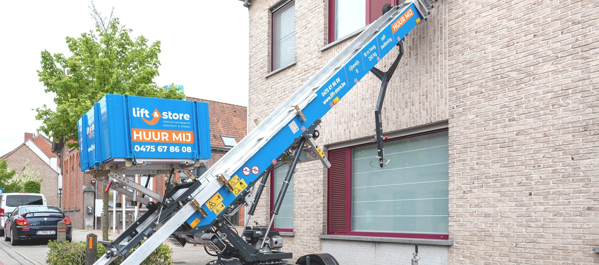 Verhuislift van Lift & Store opgesteld aan een woning in West-Vlaanderen