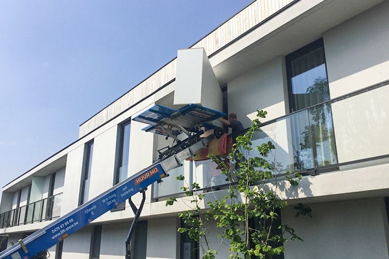 Detailopname van de Verhuislift Easy met platform en mast