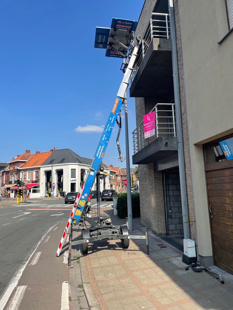 Verhuislift opgesteld en klaar voor gebruik