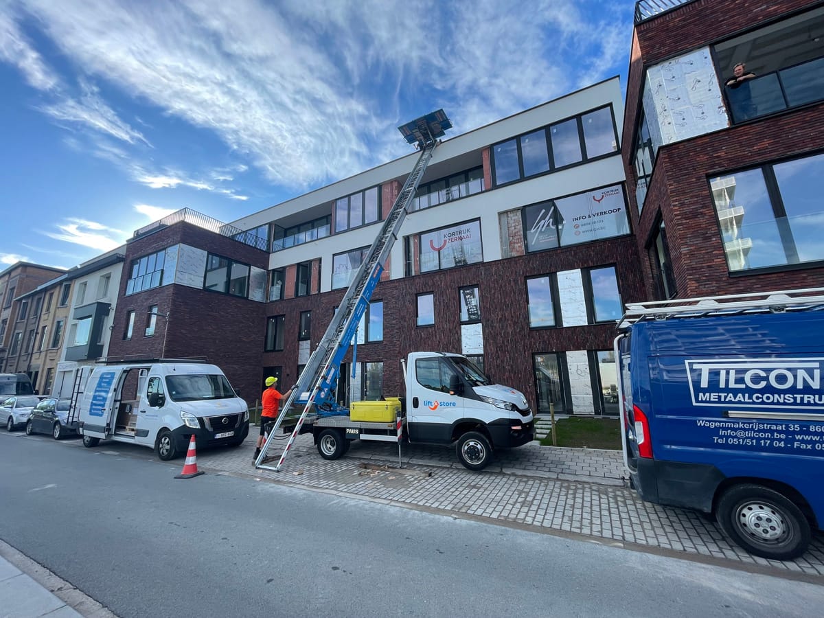 Verhuislift ingezet aan een appartementsgebouw