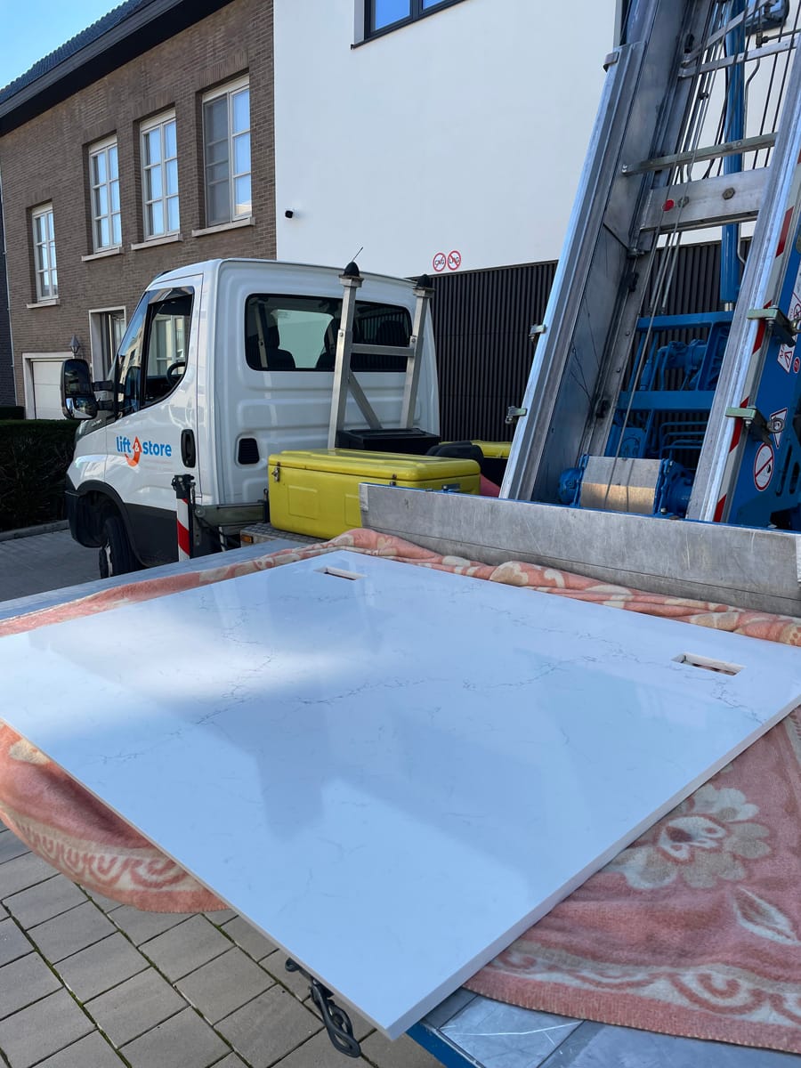 Verhuislift met de mast volledig uitgeschoven