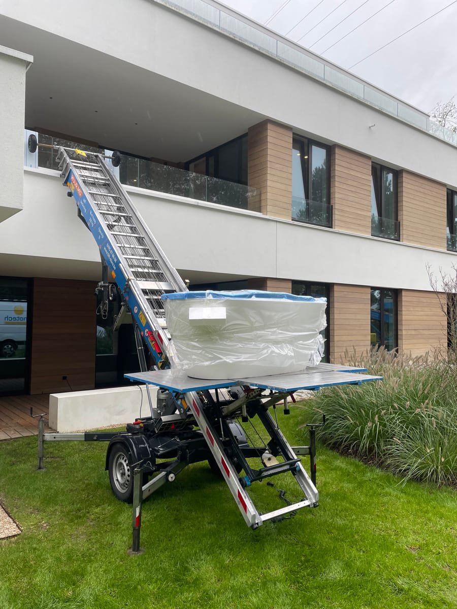 Verhuislift opgesteld naast de gevel van een woning