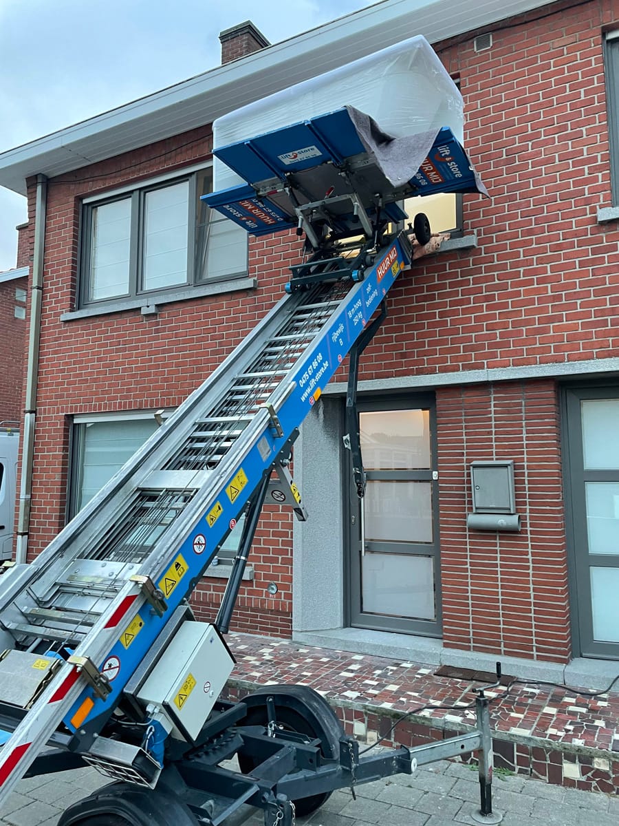 Verhuislift opgesteld op een oprit