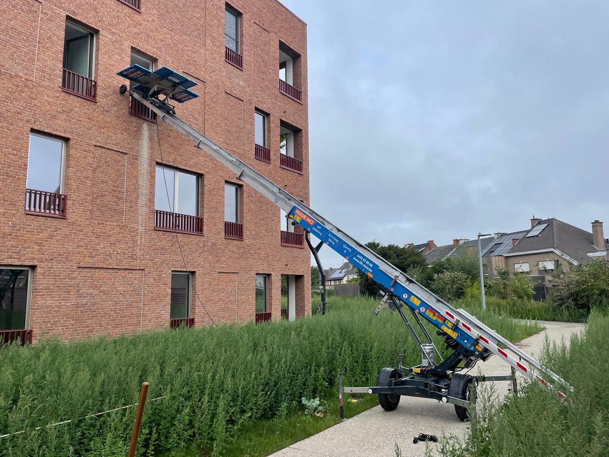 Verhuislift opgesteld langs de straat