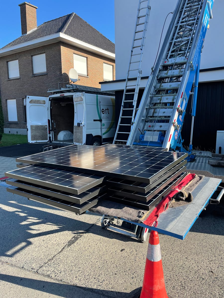 Verhuislift tegen de gevel, portretopname